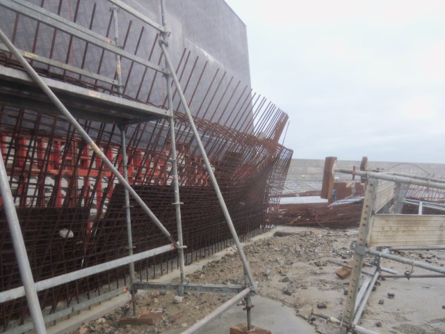 Temporal en Galicia: Las olas destrozan el puerto exterior de Punta Langosteira